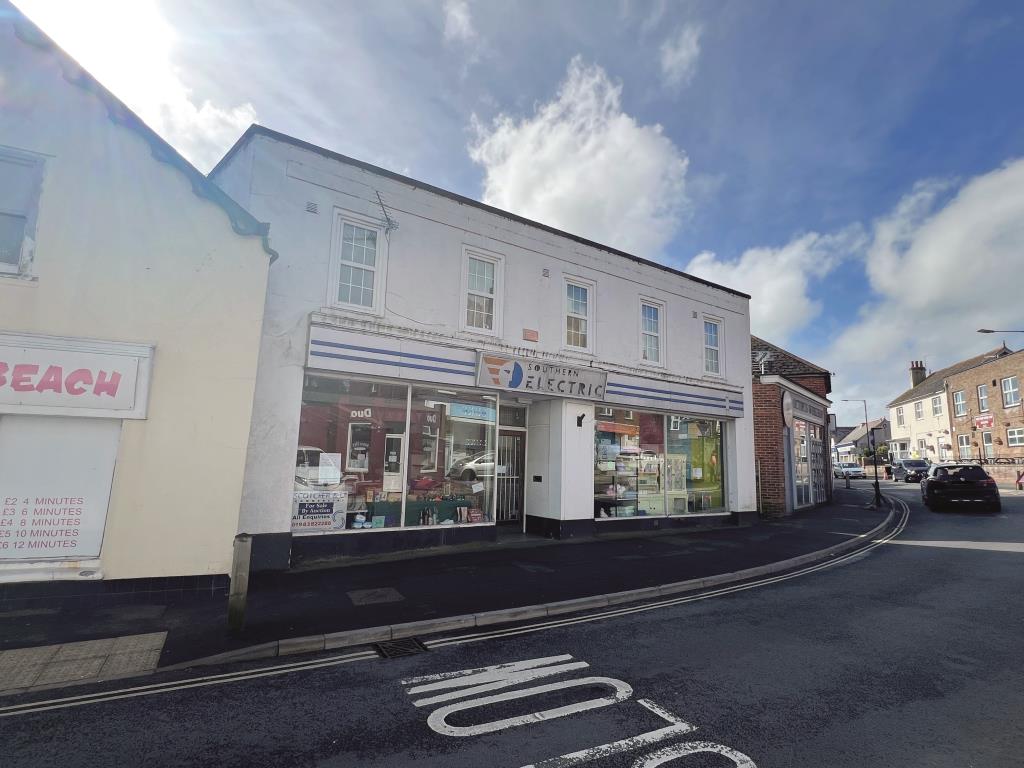 Lot: 29 - FREEHOLD TOWN CENTRE INVESTMENT - Front elevation from Avenue Road